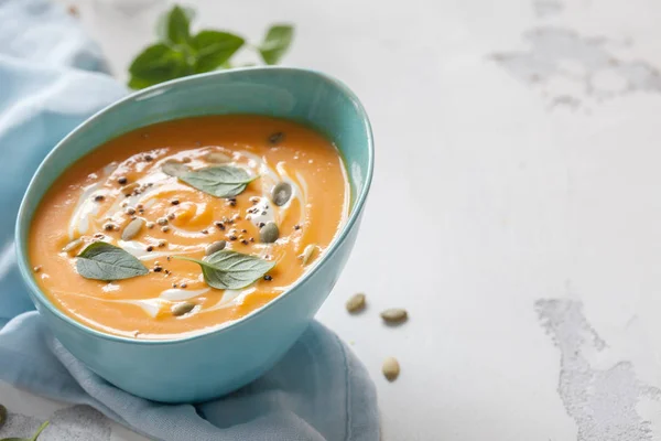 Roasted pumpkin and carrot soup with cream and pumpkin seeds — Stock Photo, Image