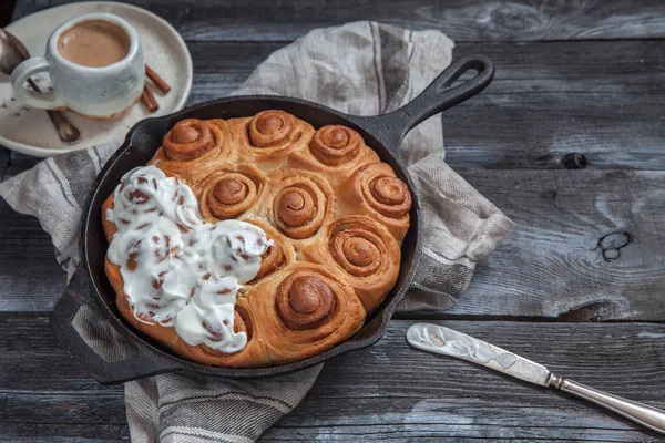 Taze ev yapımı tarçınlı çörek rulo krem peynir buzlanma ile — Stok fotoğraf