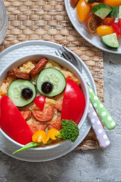 Zabawny Sowa puree ziemniaczane puree warzywne z kiełbasą na obiad dla dzieci — Zdjęcie stockowe