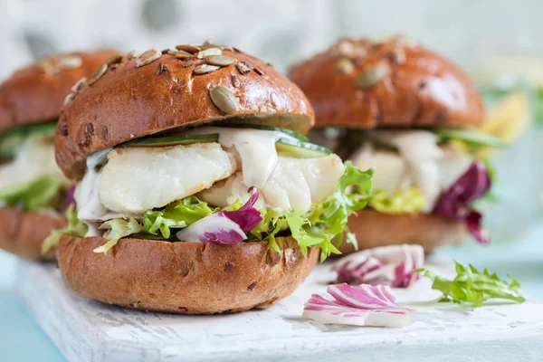 White fish fillet sandwich with tartar sauce — Stock Photo, Image