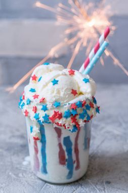 Vanilya funfetti milkshake dondurma ile. Vatansever içki kokteyl