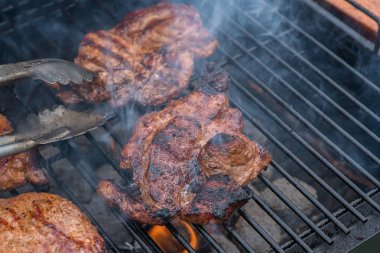 Barbekü ızgara domuz eti biftek et