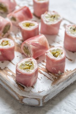 Jambon ve turşu Roll up