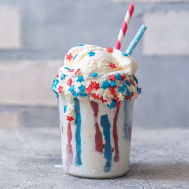 Vanilya funfetti milkshake dondurma ile. Vatansever içki kokteyl