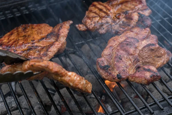 Vepřové maso steaky na gril bbq — Stock fotografie