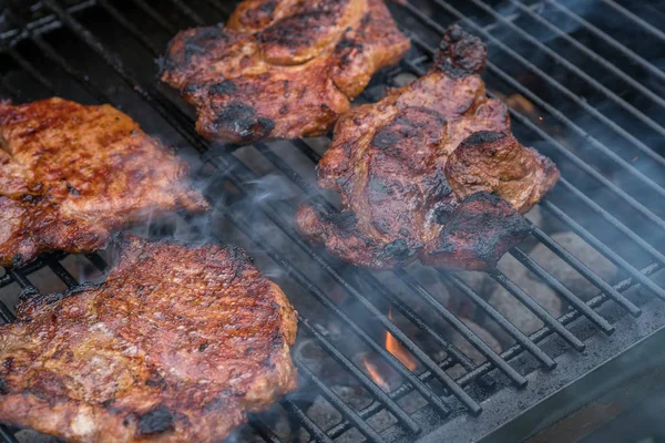 Carne de cerdo en la parrilla de barbacoa — Foto de Stock