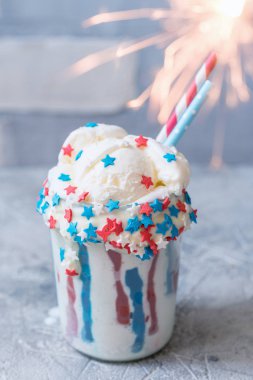 Vanilya funfetti milkshake dondurma ile. Vatansever içki kokteyl