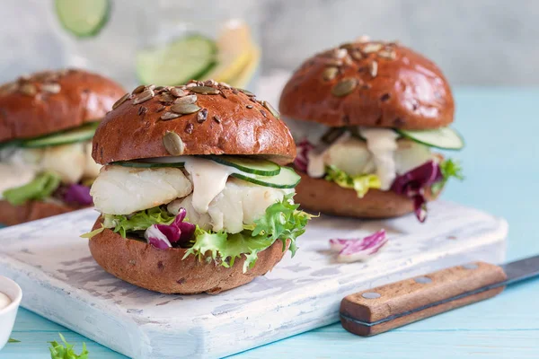 Witte vis filet sandwich met tartaarsaus — Stockfoto