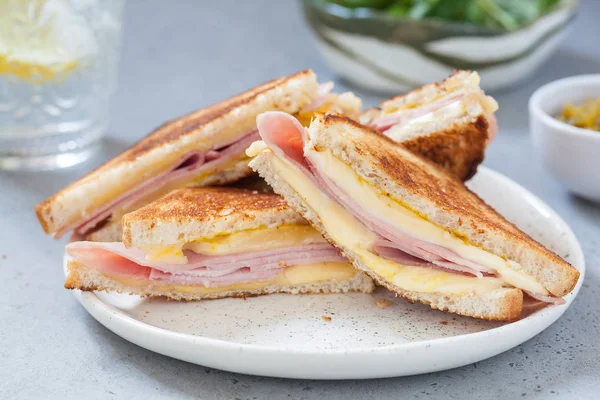 ग्रिल्ड हॅम आणि चीज सँडविच — स्टॉक फोटो, इमेज