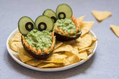 Komik timsah avokado guacamole daldırma ve cips
