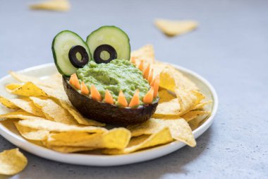 Komik timsah avokado guacamole daldırma ve cips