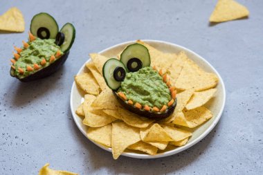 Komik timsah avokado guacamole daldırma ve cips