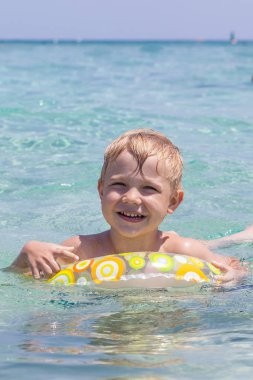 Denizde oynayan mutlu çocuk. Yaz tatil kavramı