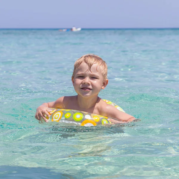 Criança feliz brincando no mar. Conceito de férias de verão — Fotografia de Stock