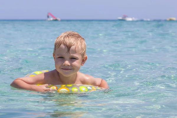 Criança feliz brincando no mar. Conceito de férias de verão — Fotografia de Stock