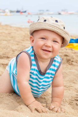 Kumsalda oynarken erkek bebek