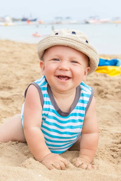 Bambino ragazzo che gioca sulla spiaggia — Foto Stock