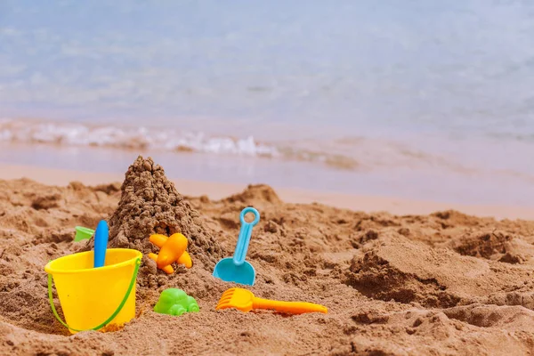 Juguetes para niños en la playa de arena tropical —  Fotos de Stock