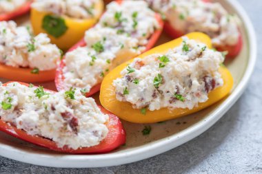 peynir, pastırma ve otlar ile dolgulu biber