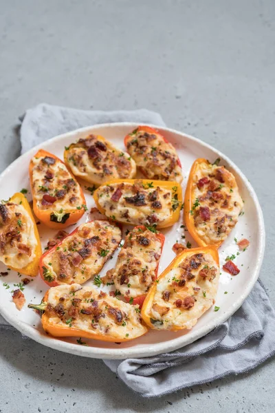 Pimientos rellenos de queso, tocino y hierbas —  Fotos de Stock