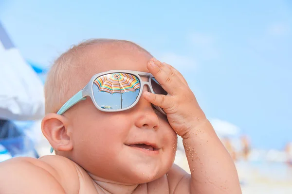Feliz engraçado sorrindo bonito menino com óculos de sol — Fotografia de Stock