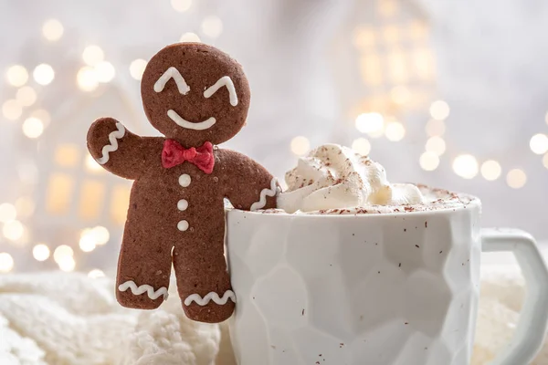 Пряничный человек с печеньем и горячим шоколадом — стоковое фото