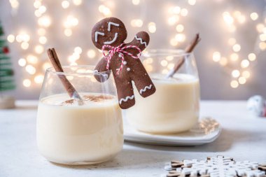 Geleneksel Noel içkisi tarçınlı eggnog