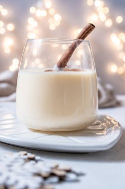 Geleneksel Noel içkisi tarçınlı eggnog