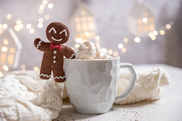 Biscoito de gengibre homem com um chocolate quente — Fotografia de Stock