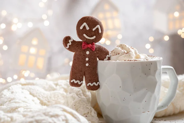 Biscuit au pain d'épice homme avec un chocolat chaud — Photo