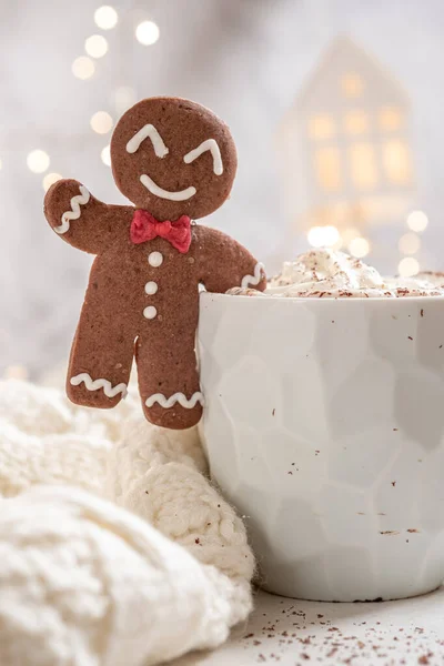 Biscoito de gengibre homem com um chocolate quente — Fotografia de Stock