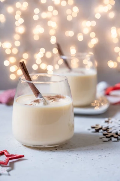 Traditionelles Weihnachtsgetränk Eierlikör mit Zimt — Stockfoto