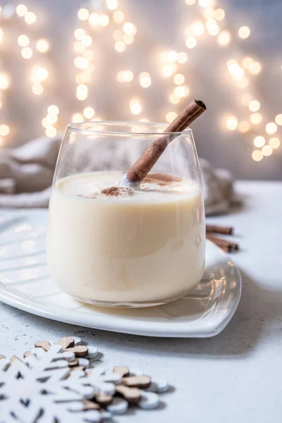 Bebida de Natal tradicional gemada com canela — Fotografia de Stock