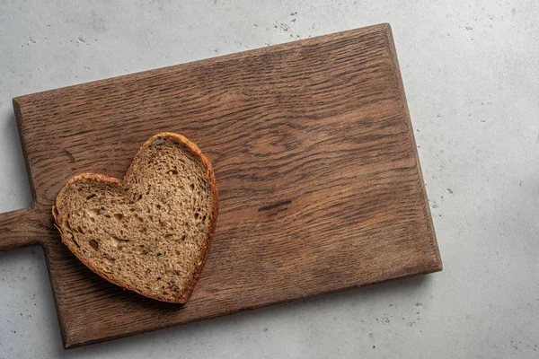 Hjärtformad skiva brunt bröd — Stockfoto