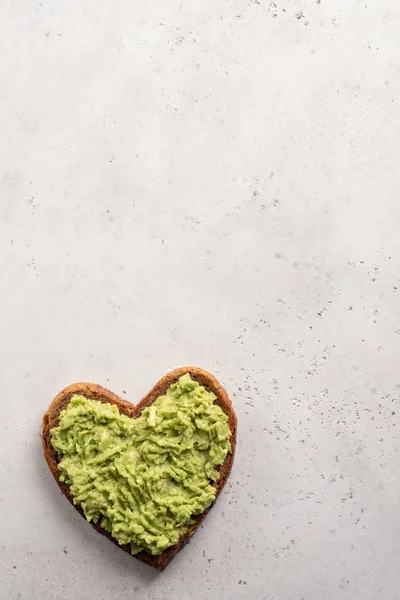 Pain grillé à l'avocat en forme de coeur — Photo