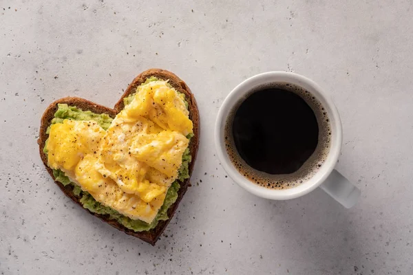 Herzförmiger Avocado-Toast — Stockfoto