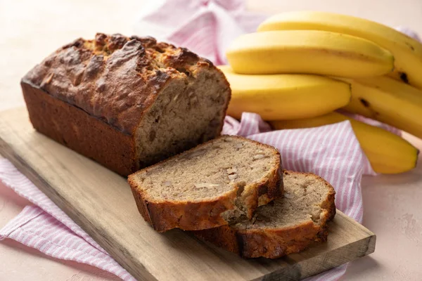 Skivat bananbröd med valnötter — Stockfoto