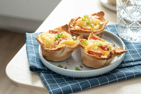 Gebakken ei, ham en toast kopje voor ontbijt brunch. — Stockfoto