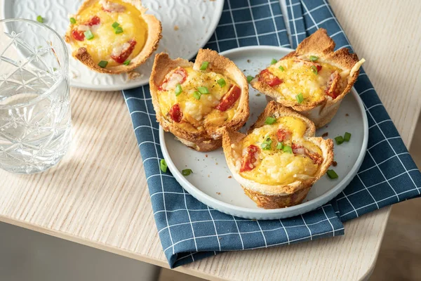 Baked egg, ham and toast cup for breakfast brunch. — Stock Photo, Image