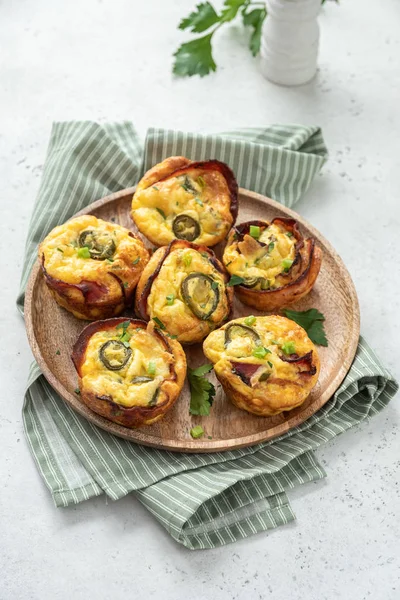 Szalonnás tojásos muffin jalapenóval — Stock Fotó