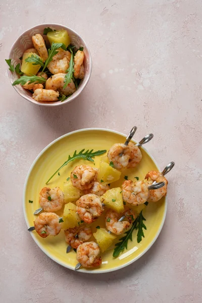 Crevettes grillées et ananas — Photo