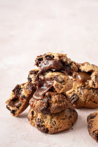 Biscotti al cioccolato ripieni di caramello — Foto Stock