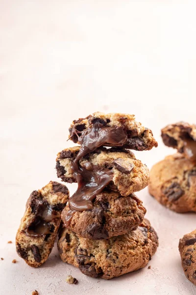 Biscotti al cioccolato ripieni di caramello — Foto Stock