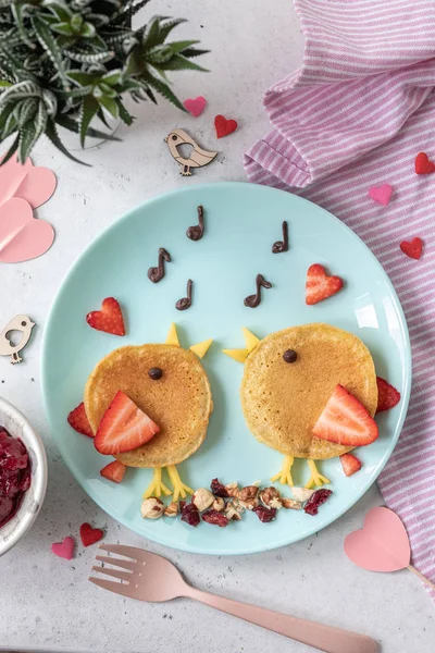 Kärlek fåglar pannkakor -kids frukost på Alla hjärtans dag. — Stockfoto