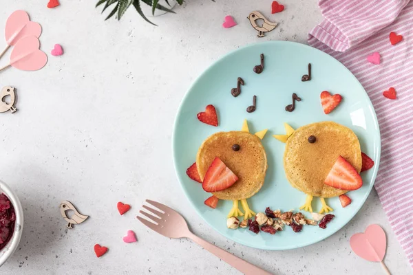 Miłość ptaki naleśniki -dzieci śniadanie w Walentynki. — Zdjęcie stockowe