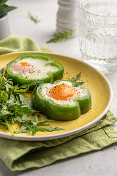 Gebratene Eier Shamrock in grünen Paprika-Ringen — Stockfoto