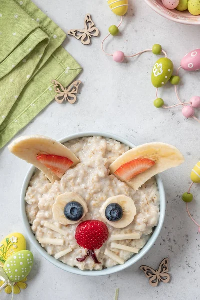 Funny Bunny Haferflockenschale mit Früchten, für Kinder gesundes Frühstück — Stockfoto