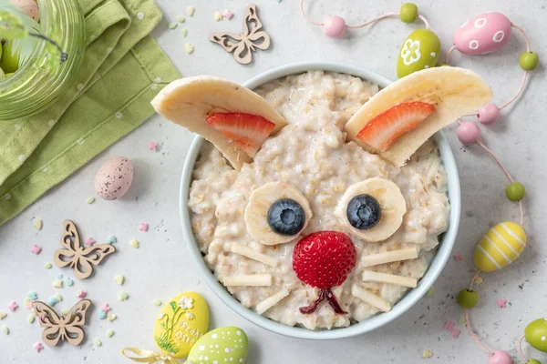 Tazón de avena divertido conejito con frutas, para niños desayuno saludable —  Fotos de Stock