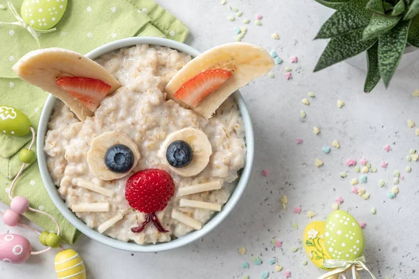 Ciotola di farina d'avena di coniglio divertente con frutta, per la colazione sana dei bambini — Foto Stock