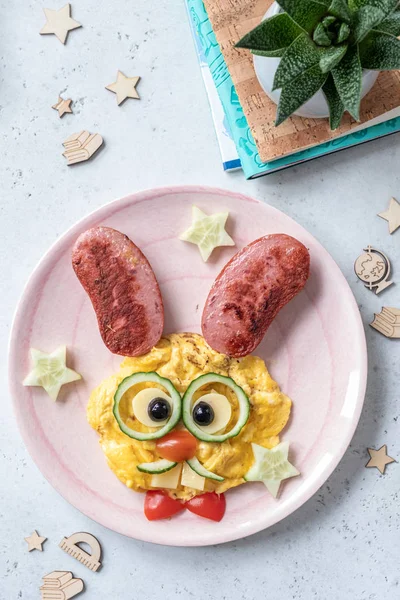 Pasen ontbijt met schattig konijnengezicht — Stockfoto